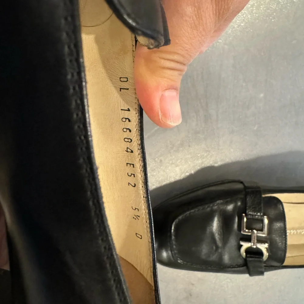Salvadore Ferragamo black shoes barely used 5.5 - Picture 3 of 6